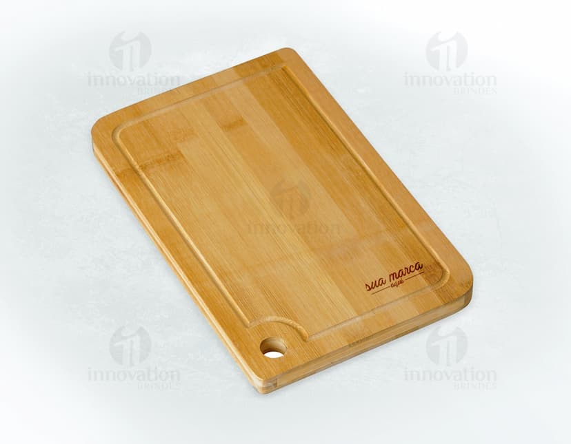 Tábua de churrasco em madeira com design moderno e prático para o seu negócio de brindes. Ideal para personalização com logotipo da empresa. Produto leve e portátil, perfeito para uso em eventos corporativos. Adquira já a sua!