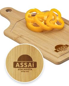 A tábua de churrasco é o item essencial para suas reuniões com amigos e familiares! Feita em madeira de qualidade, é perfeita para cortar e servir carnes de forma prática e elegante. A peça traz um toque rústico e sofisticado ao seu churrasco, garantindo momentos inesquecíveis. Adquira já a sua!