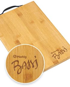 Tábua de churrasco em madeira vazia sobre uma mesa de escritório. Ideal para personalização de brindes corporativos. Perfeita para eventos de negócios e presentes personalizados. Adicione sua marca e se destaque!