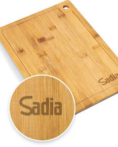 Tábua de churrasco de madeira retro vazia sobre uma mesa quadrada. Perfeita para um momento de lazer em família. Design contemporâneo e tradicional para um churrasco perfeito. Ideal para escrever e cortar carnes. Adquira já a sua!