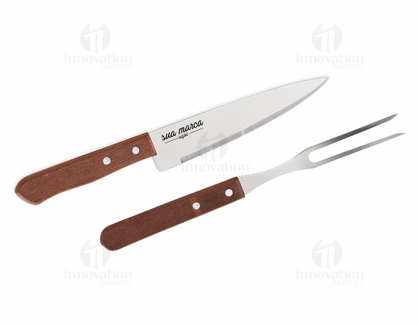 Kit churrasco 2 peças em aço inoxidável para um churrasco de qualidade. Com garfo e faca afiada, este utensílio é perfeito para cortar e servir carnes com precisão. Ideal para o almoço de domingo ou para uma refeição especial. Adquira já o seu!