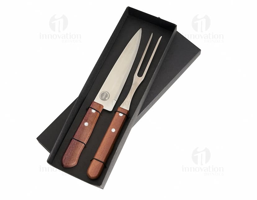 Conjunto de Churrasco 2 Peças de Aço Inoxidável - Faca e Garfo. Ideal para preparar deliciosas refeições com praticidade e qualidade. Perfeito para uso doméstico ou em restaurantes. Aproveite o momento de confraternização em família ou com amigos com esses utensílios de alta durabilidade. Adquira já o seu!
