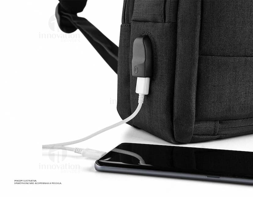 Mochila para notebook preta em couro, perfeita para viagens de negócios ou lazer. Design moderno e profissional, ideal para armazenar seu equipamento com segurança. Confortável alça de mão e zíper resistente. Prática e elegante para o dia a dia. Adquira já!