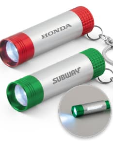 Chaveiro de lanterna de alumínio com LED, um dispositivo de sinalização e iluminação portátil e prático. Ideal para uso em situações de emergência ou para iluminar ambientes escuros. Feito de metal prateado, é um equipamento leve e compacto, perfeito para manter junto com suas chaves.
