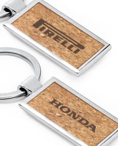 Chaveiro de metal dourado com design elegante e seguro. Ideal para manter suas chaves sempre organizadas e protegidas. Perfeito para negócios e presentes. Compre já o seu!
