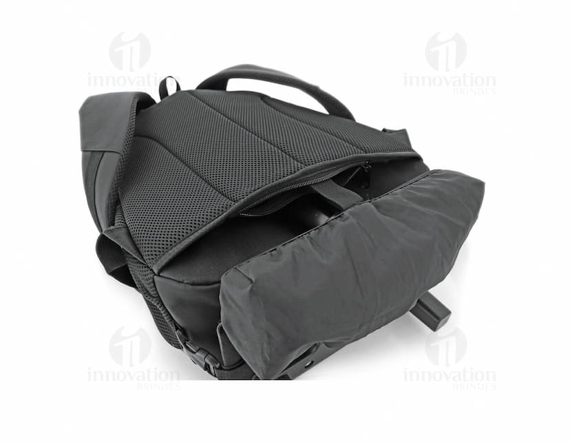 Mochila para notebook em couro moderna e contemporânea. Perfeita para viagens ou passeios, com alça resistente e zíper para fechamento seguro. Proteja seu equipamento com estilo! Ideal para quem busca praticidade e elegância.