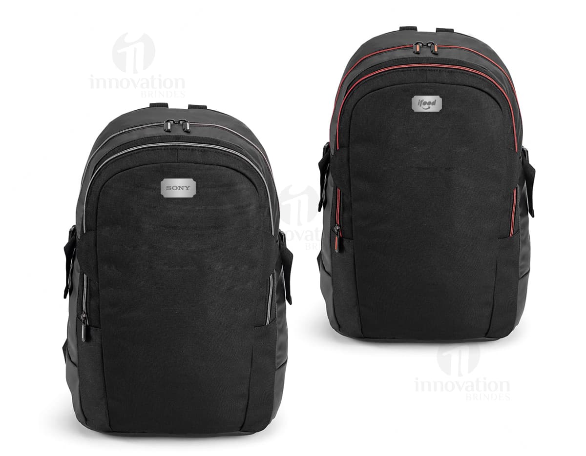 Mochila para notebook em couro moderna e prática, perfeita para suas viagens ou jornadas diárias. Com alça ajustável e fecho em zíper, é o acessório ideal para manter seus equipamentos seguros e com muito estilo. Essa bolsa de couro é item indispensável para quem busca praticidade e elegância.
