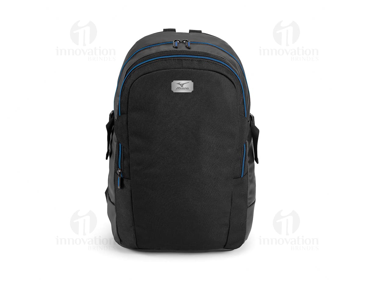 Mochila para notebook em couro sintético, ideal para viagens e passeios. Moderna, espaçosa e prática, com alça ajustável e compartimento acolchoado para proteger seu equipamento. Perfeita para quem busca estilo e segurança em sua jornada.