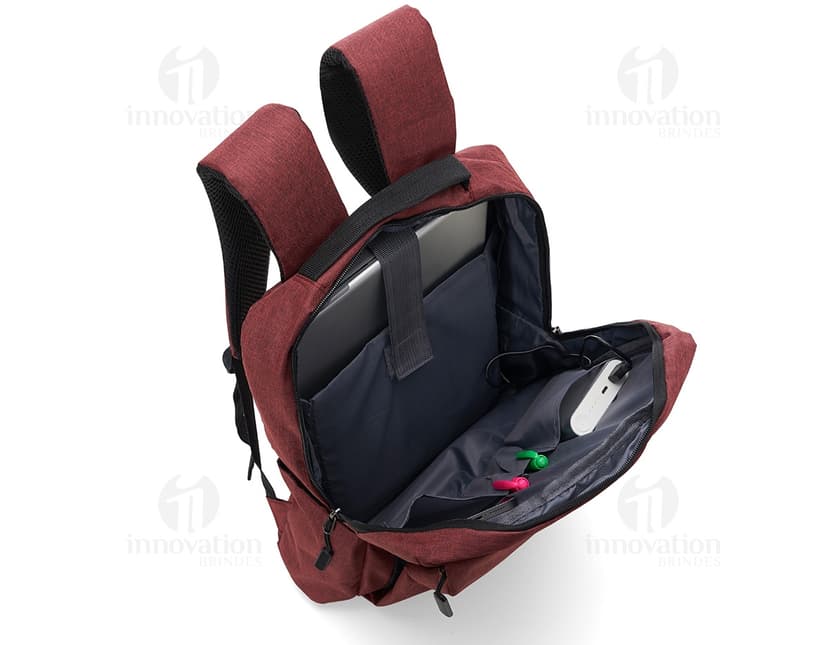 Mochila de couro vintage para viagem com alça e design retrô. Ideal para levar em suas aventuras pelo mundo. Prática e estilosa, é o acessório perfeito para suas jornadas. Adquira já a sua!