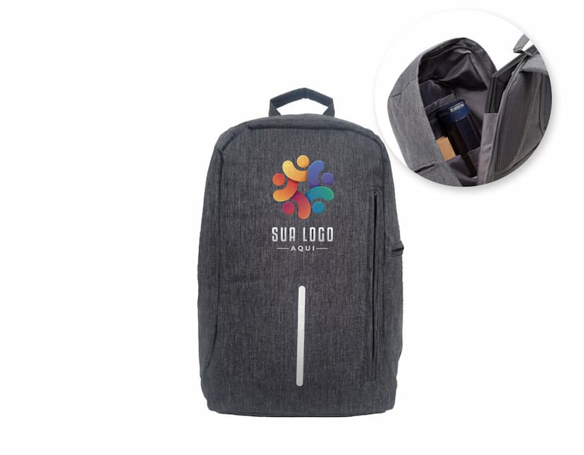 Mochila para notebook em couro marrom, estilo vintage. Perfeita para viagens de negócios ou passeios. Compartimentos seguros e alça confortável. Ideal para transportar seu equipamento com segurança e estilo. Adquira já a sua! #MochilaNotebook #ViagemComEstilo #Negócios
