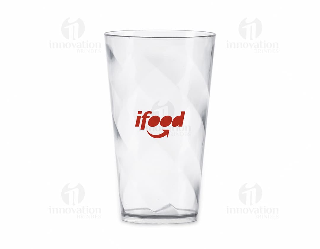Copo plástico de 550ml em uma imagem 3D colorida, que representa conceitos de negócios e finanças.