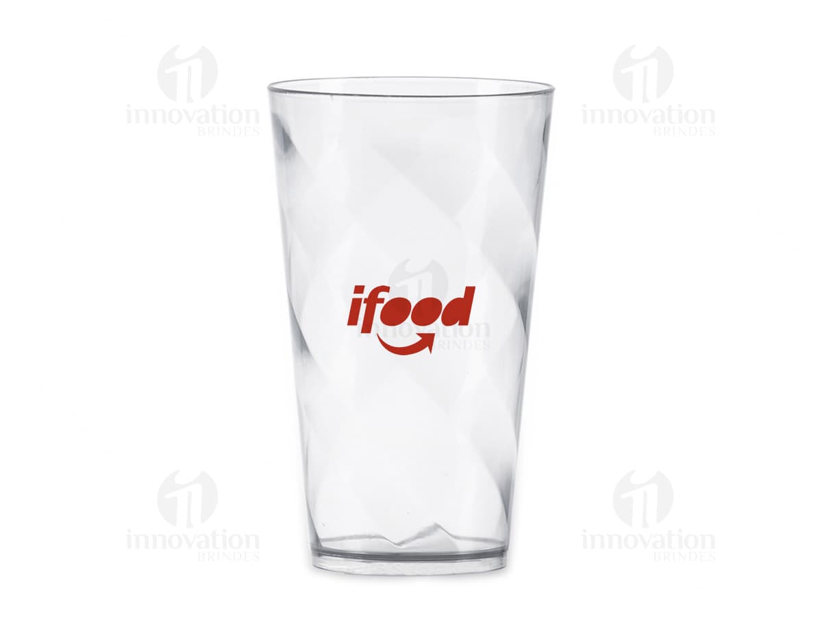 Copo plástico de 550ml em uma imagem 3D colorida, que representa conceitos de negócios e finanças.