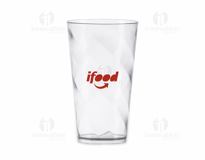 Copo plástico de 550ml em uma imagem 3D colorida, que representa conceitos de negócios e finanças.