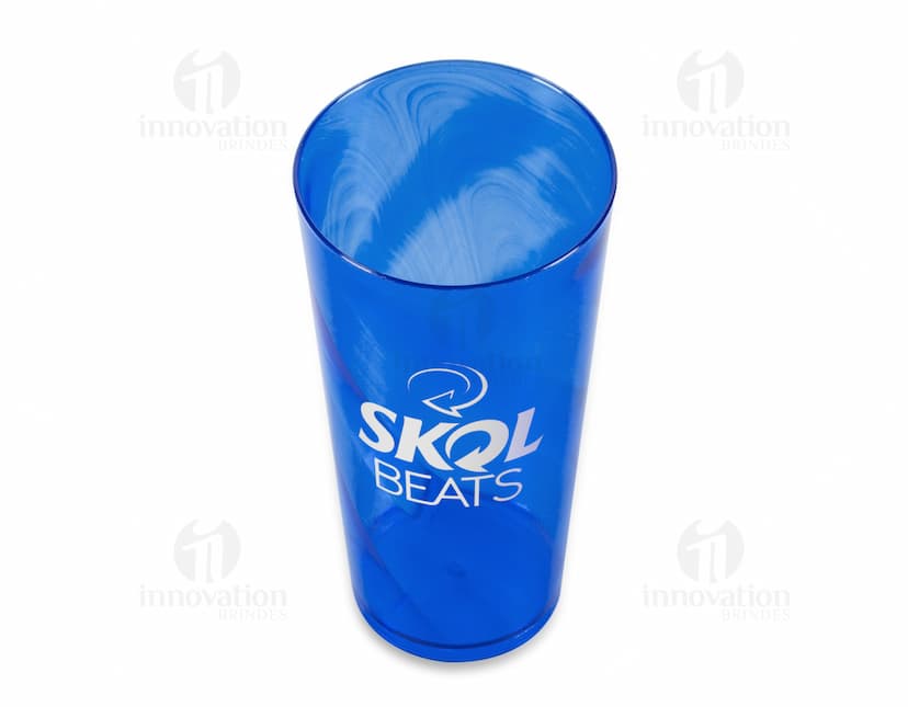 Copo plástico de 550ml em uma imagem 3D colorida, que representa conceitos de negócios e finanças.