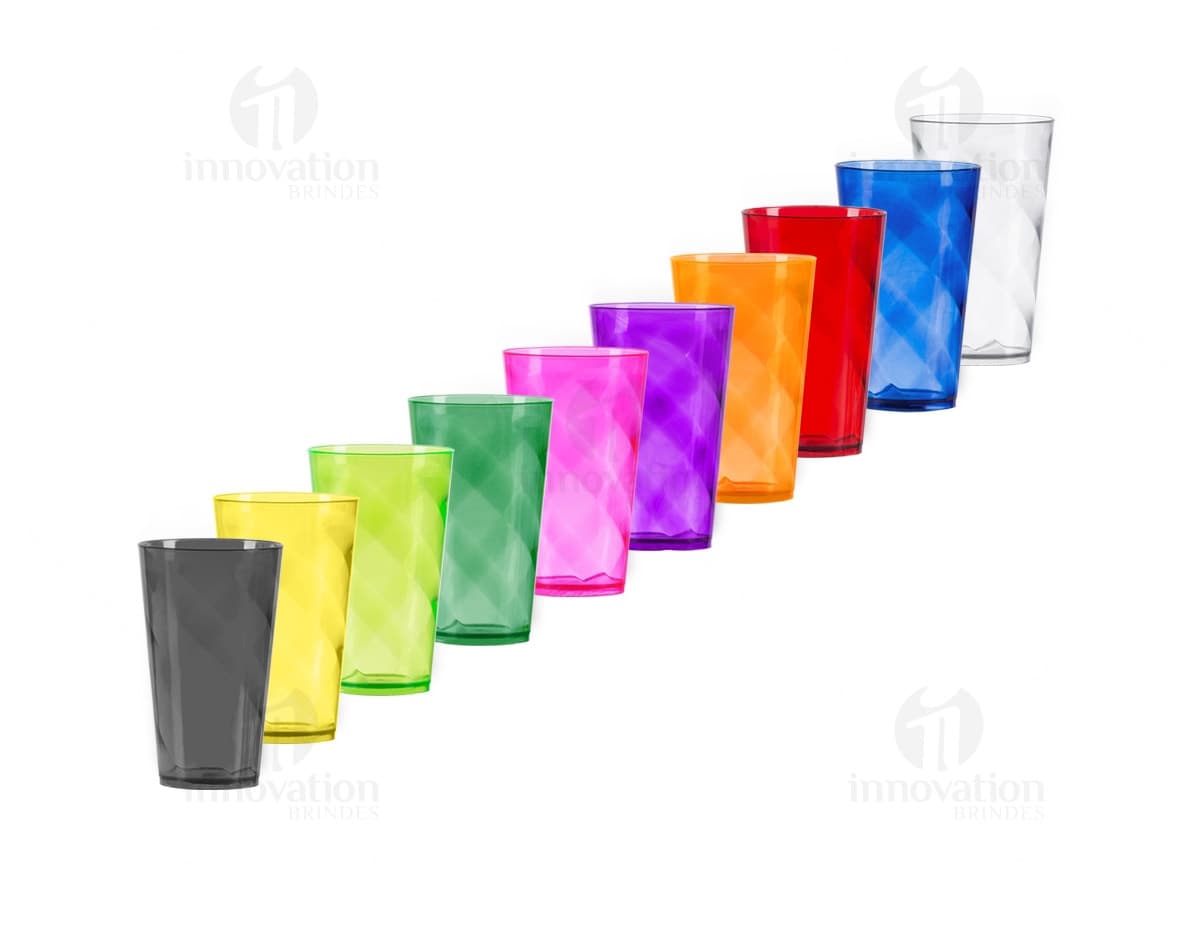 Copo plástico de 550ml em uma imagem 3D colorida, que representa conceitos de negócios e finanças.