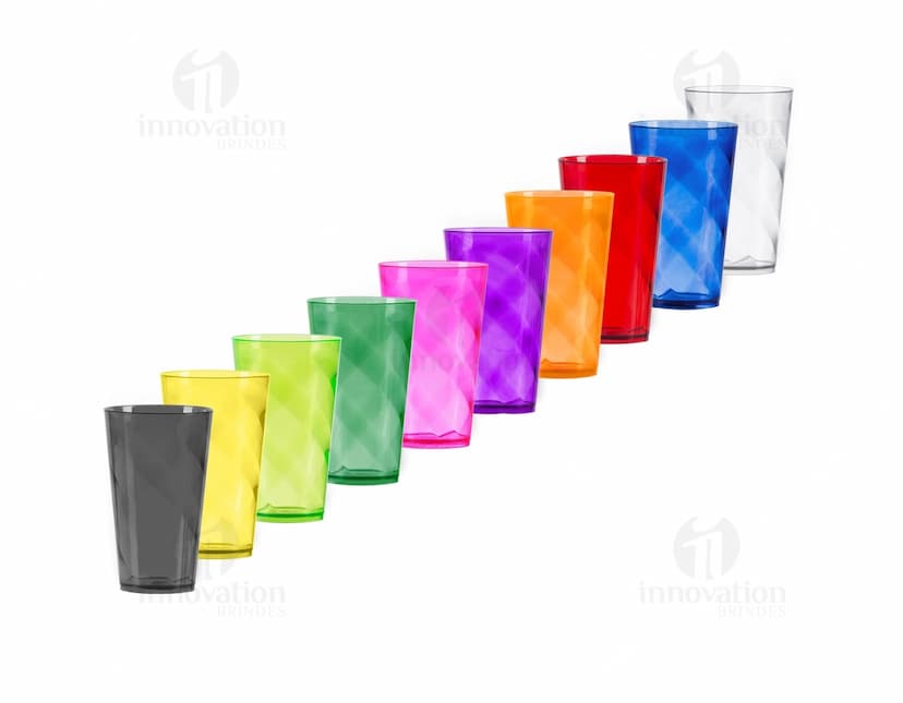 Copo plástico de 550ml em uma imagem 3D colorida, que representa conceitos de negócios e finanças.