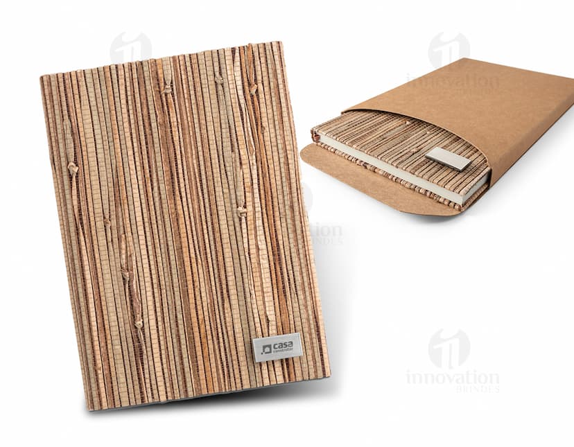 Bloco de anotações A5 vintage em madeira, perfeito para suas anotações e lembretes diários. Ideal para uso escolar, profissional ou pessoal. Feito de papel de alta qualidade, este bloco é um reflexo do estilo clássico e elegante. Organize seus pensamentos e mantenha todas as suas ideias em um só lugar com este bloco de anotações charmoso e funcional. Encomende já o seu!