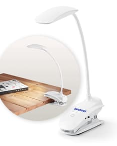Luminária moderna e elegante em metal prateado para iluminar seu ambiente de trabalho com estilo. Ideal para estúdios, escritórios e salas de música. Design único e sofisticado. Melhore sua produtividade com esta luminária de alta qualidade.
