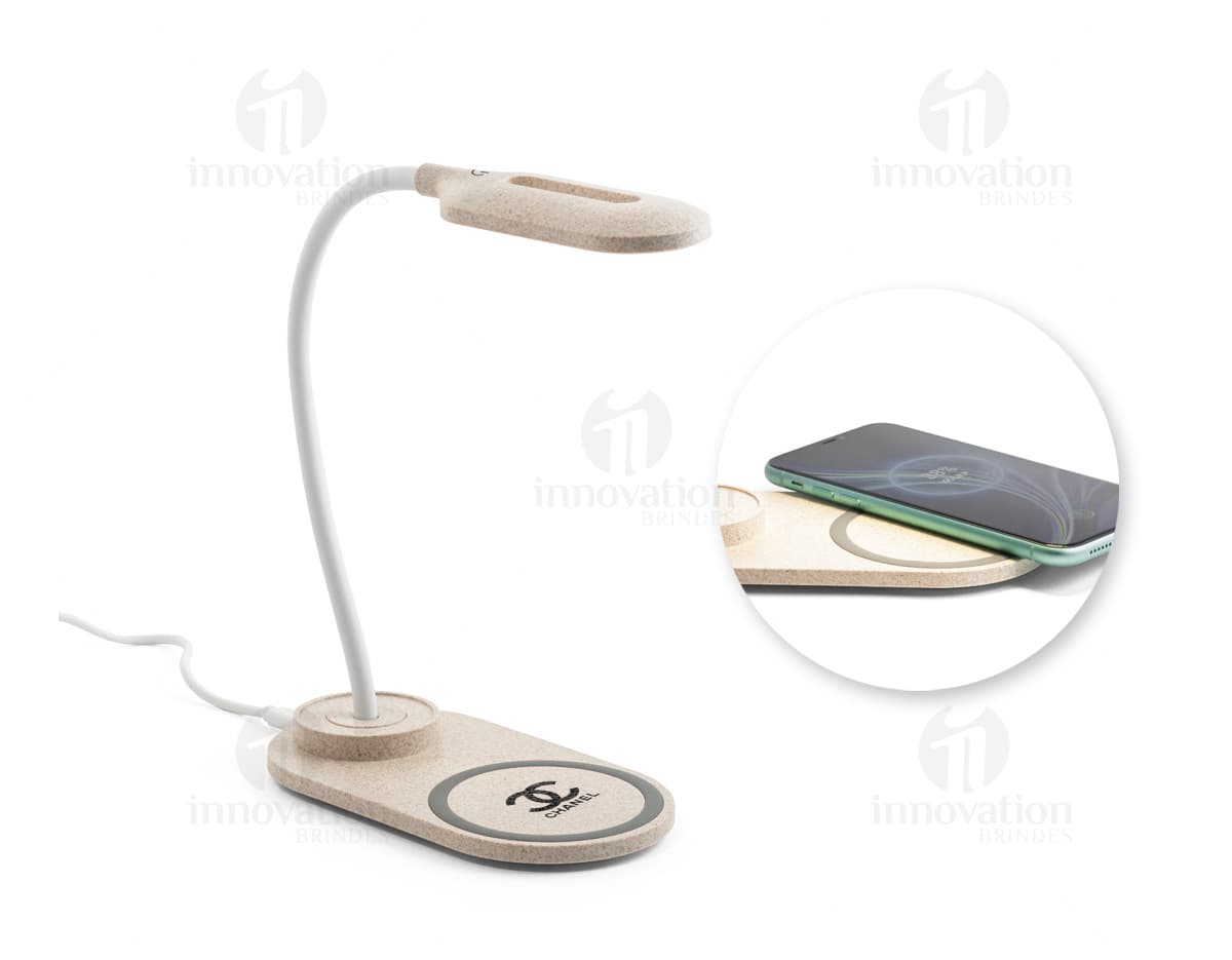 Luminária com carregador, símbolo de modernidade e praticidade para o seu escritório. Design inovador, conexão tecnológica e acabamento metálico, garantindo acesso rápido e eficiente à energia. Ideal para manter seu ambiente de trabalho iluminado e seus dispositivos sempre carregados. Adquira já a sua!