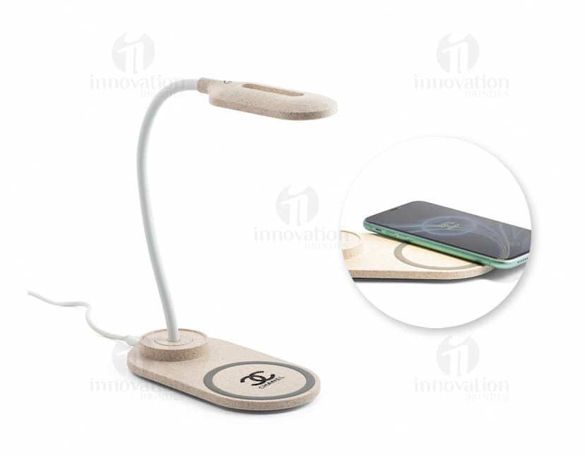 Luminária com carregador, símbolo de modernidade e praticidade para o seu escritório. Design inovador, conexão tecnológica e acabamento metálico, garantindo acesso rápido e eficiente à energia. Ideal para manter seu ambiente de trabalho iluminado e seus dispositivos sempre carregados. Adquira já a sua!