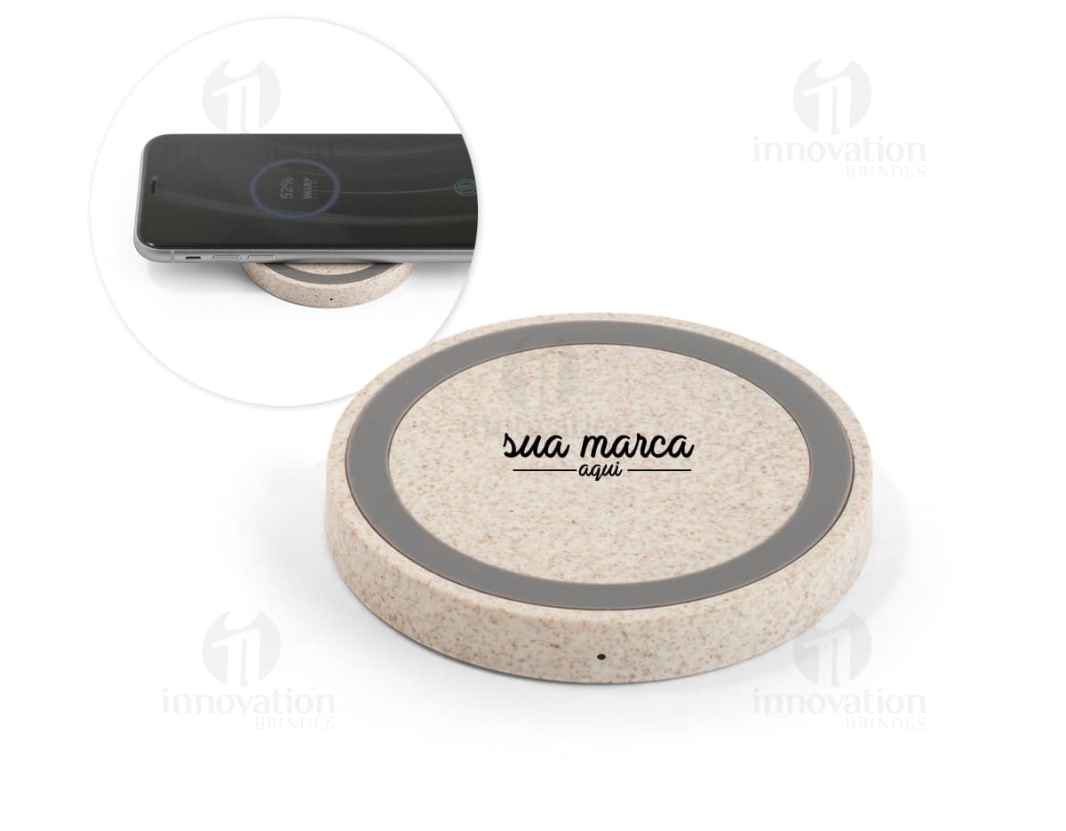 Base de indução para celular: design clean e moderno, perfeita para o seu desktop de negócios. Com acabamento metálico e reflexo brilhante, garante o cuidado com seu celular. Isolada e sem pessoa, destaca-se como o brinde ideal para sua empresa.