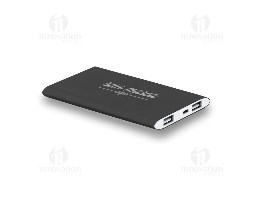 Power Bank 7600 mAh preto com design moderno, ideal para carregar dispositivos eletrônicos como celulares, tablets e laptops. Compacto e portátil, possui capacidade de armazenamento de energia com entrada USB, perfeito para uso em viagens, escritório ou em casa. Ótima opção para manter seus aparelhos carregados durante o dia a dia.