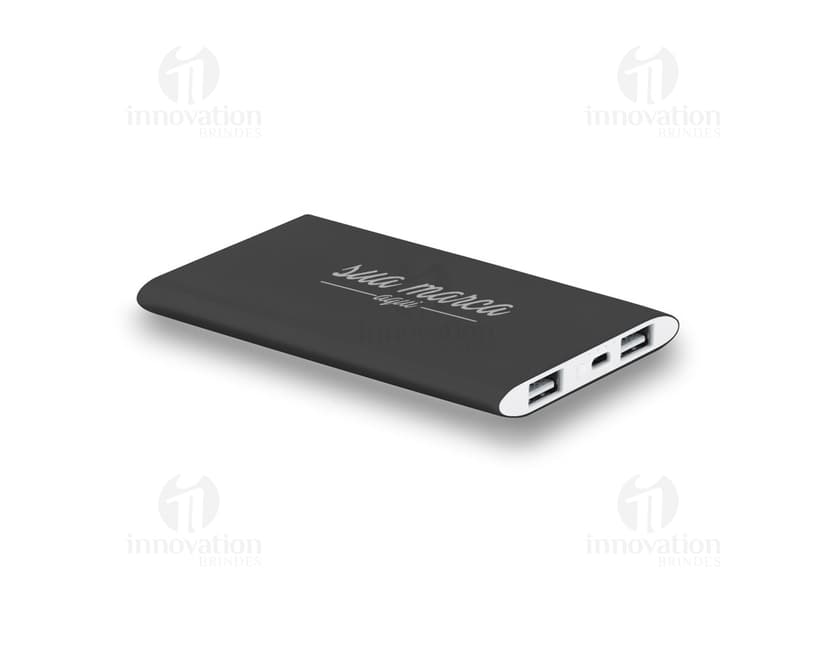 Power Bank 7600 mAh preto com design moderno, ideal para carregar dispositivos eletrônicos como celulares, tablets e laptops. Compacto e portátil, possui capacidade de armazenamento de energia com entrada USB, perfeito para uso em viagens, escritório ou em casa. Ótima opção para manter seus aparelhos carregados durante o dia a dia.