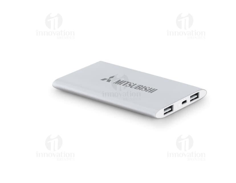 Power Bank 7600 mAh preto com design moderno, ideal para carregar dispositivos eletrônicos como celulares, tablets e laptops. Compacto e portátil, possui capacidade de armazenamento de energia com entrada USB, perfeito para uso em viagens, escritório ou em casa. Ótima opção para manter seus aparelhos carregados durante o dia a dia.