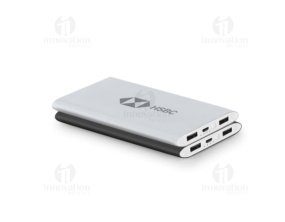 Power Bank 7600 mAh preto com design moderno, ideal para carregar dispositivos eletrônicos como celulares, tablets e laptops. Compacto e portátil, possui capacidade de armazenamento de energia com entrada USB, perfeito para uso em viagens, escritório ou em casa. Ótima opção para manter seus aparelhos carregados durante o dia a dia.