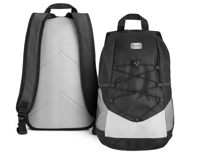 Mochila de couro isolada, perfeita para o dia a dia. Com design clássico e elegante, possui alça e bolsos com zíper. Ideal para quem busca um acessório fashion e prático. Compre já a sua!