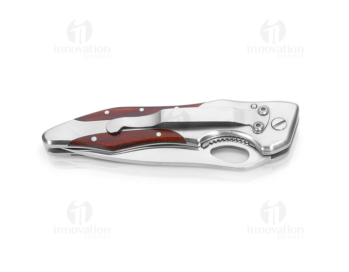 Canivete de aço inoxidável com lâmina afiada e cabo cromado, ideal para uso em diversas situações. Um utensílio versátil e confiável, perfeito para cortar, picar e até mesmo para trabalhos mais precisos. Adquira já o seu e esteja sempre preparado!