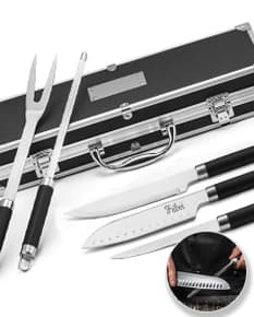 Kit churrasco com faca, tesoura e espeto de aço inoxidável cromado. Ferramentas afiadas e resistentes para um churrasco de negócios de sucesso. Tecnologia e qualidade em um conjunto completo.