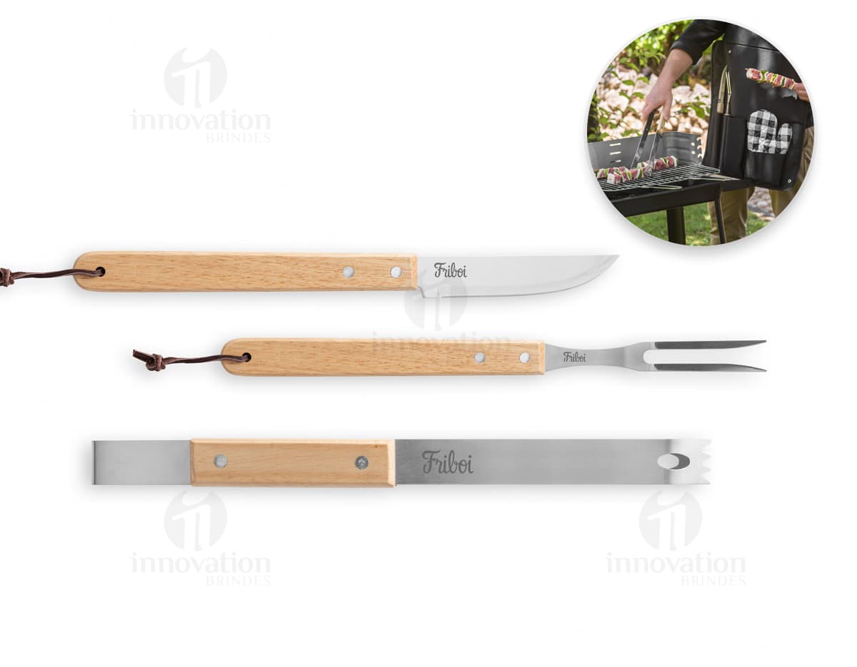 Imagem de um kit churrasco completo, composto por equipment prático e resistente. Ideal para os amantes de churrasco que buscam qualidade e praticidade. Fabricado em aço inoxidável, o kit inclui faca afiada, tesoura, utensílios para churrasco e ainda um prático lápis para marcar os pontos da carne. Perfeito para uso em casa, escritório ou até mesmo em um piquenique no parque. Nunca foi tão fácil preparar um churrasco de sucesso! Adquira já o seu.