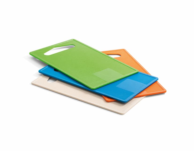 Ilustração de uma tábua de corte de plástico em branco, design moderno e limpo, ideal para personalização. Perfeito para uso em negócios ou junto a receitas e dicas culinárias. Adquira a sua agora e dê um toque profissional à sua cozinha!