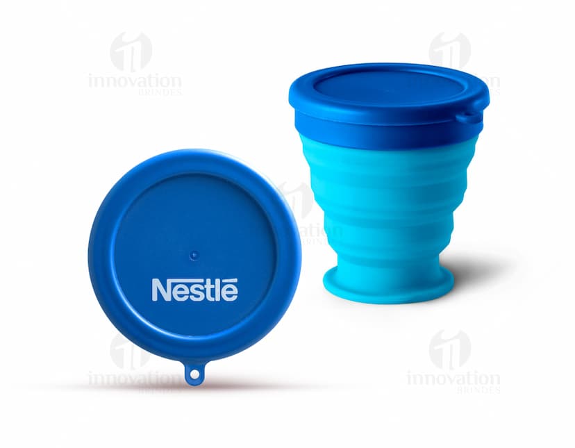 Copos dobráveis de 240 ml, ideais para levar em viagens, acampamentos ou usar no dia a dia. Feitos em plástico resistente e de qualidade, são práticos, leves e fáceis de transportar. Com design elegante e moderno, são perfeitos para mostrar seu estilo. Garanta já o seu!