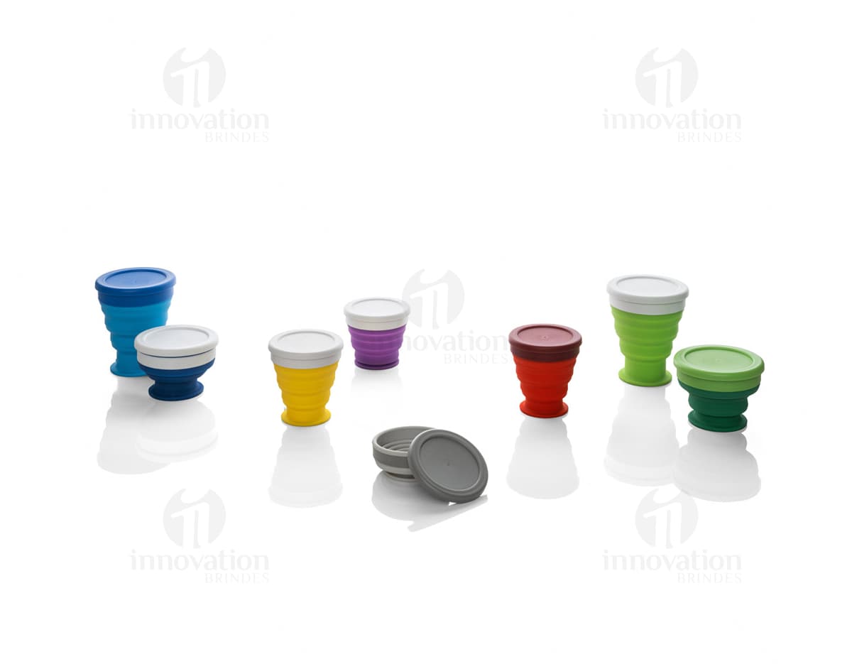 Copo dobrável de 240 ml - perfeito para levar onde quer que vá! Este copo inovador e prático é feito de plástico resistente e é dobrável para facilitar o transporte. Ideal para viagens, práticas esportivas ou simplesmente para ter sempre à mão. Leve, compacto e super prático, este copo dobrável vai te acompanhar em todos os momentos do seu dia a dia. Garanta já o seu!