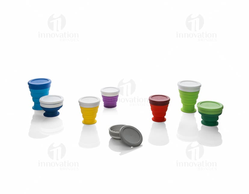 Copo dobrável de 240 ml - perfeito para levar onde quer que vá! Este copo inovador e prático é feito de plástico resistente e é dobrável para facilitar o transporte. Ideal para viagens, práticas esportivas ou simplesmente para ter sempre à mão. Leve, compacto e super prático, este copo dobrável vai te acompanhar em todos os momentos do seu dia a dia. Garanta já o seu!