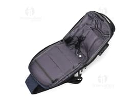 Mochila de couro preta moderna para viagem. Equipada com zíper, alça e compartimentos para armazenamento. Perfeita para