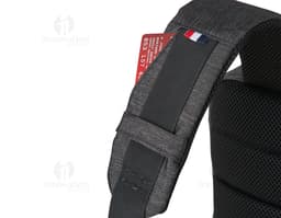 Mochila em couro preto moderna para viagem, com alça ajustável e compartimentos espaçosos. Ideal para o dia a dia no trabalho
