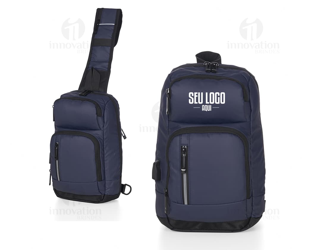 Mochila moderna em couro preto para viagem e fotografia. Com alça confortável, fecho em zíper e espaço para objetos pessoais