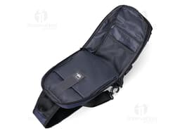 Mochila de couro preta moderna para viagem e fotografia. Elegante e prática, é o acessório perfeito para profissionais e