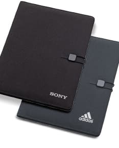 Pasta executiva de couro para laptop, perfeita para os negócios. Ideal para manter seus documentos organizados no escritório ou em trânsito. Seu design elegante e sofisticado é adequado para profissionais que desejam se destacar. Mantenha seus documentos importantes sempre por perto com esta pasta executiva de alta qualidade.