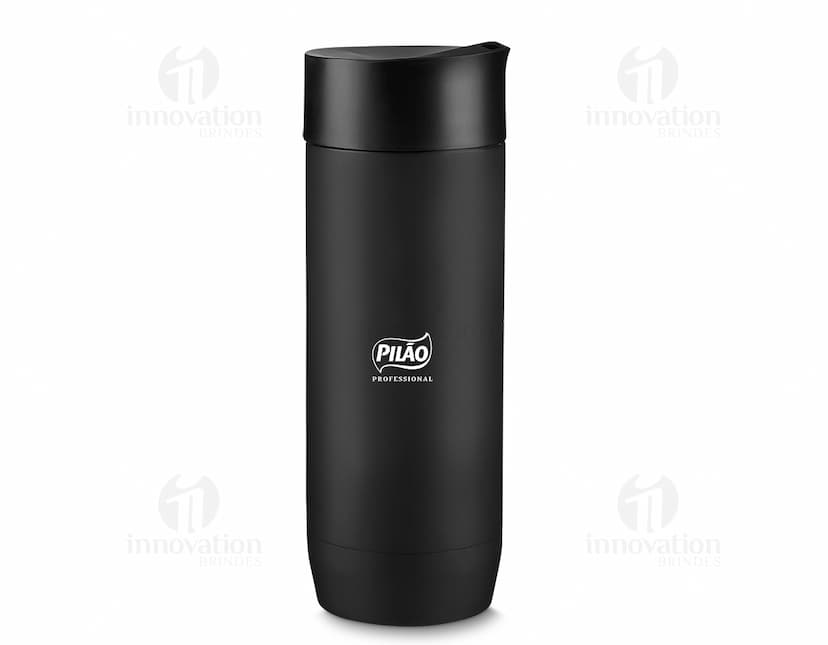 Copo 450ml de plástico para brindes corporativos, vazio e isolado. Ideal para personalização com sua marca. Alta qualidade e durabilidade. Ótimo para armazenar líquidos. Aproveite!