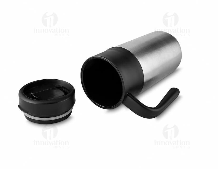 Caneca 450ml de metal prateado para café. Ideal para começar o dia com estilo e aromas frescos. Um objeto de cozinha essencial para sua rotina matinal.