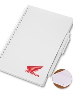 Notebook de papel em branco no escritório com uma caneta, ideal para anotações de negócios, lembretes e organização.