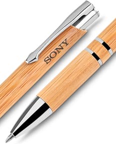 Caneta de bambu natural para escrita suave e ecológica. Ideal para uso no escritório, escola ou faculdade. Fabricada com materiais de alta qualidade. Acompanha borracha para corrigir possíveis erros. Garanta já a sua!