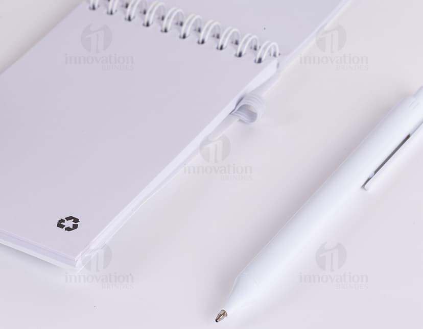 Kit de escritório 3 peças: container plástico vazio para armazenar seus materiais de forma organizada e prática. Ideal para negócios e home office. Acompanha caixa de papelão reciclável. Mantenha seu espaço de trabalho em ordem com esse conjunto essencial.