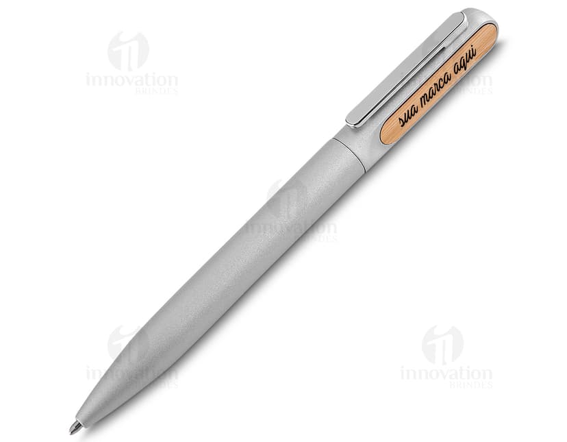 Caneta de metal cromado com design elegante e durável. Ideal para uso no escritório ou como brinde corporativo. Possui uma lâmina afiada e cabo de plástico resistente. A assinatura gravada dá um toque personalizado ao instrumento de escrita. Composição em aço inoxidável, perfeita para uso diário. Adquira já sua caneta de metal para ter uma experiência de escrita de alta qualidade!
