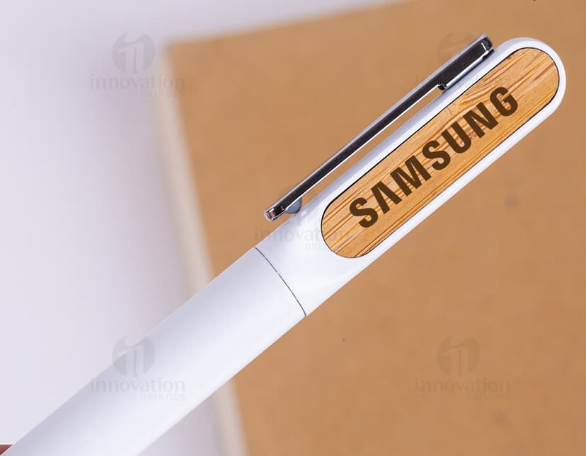 Caneta de metal com design elegante e durável, ideal para uso no escritório ou em casa. Feita em aço inoxidável com detalhes cromados e cabo de plástico. Uma ferramenta indispensável para quem valoriza qualidade e sofisticação. Adquira já a sua!
