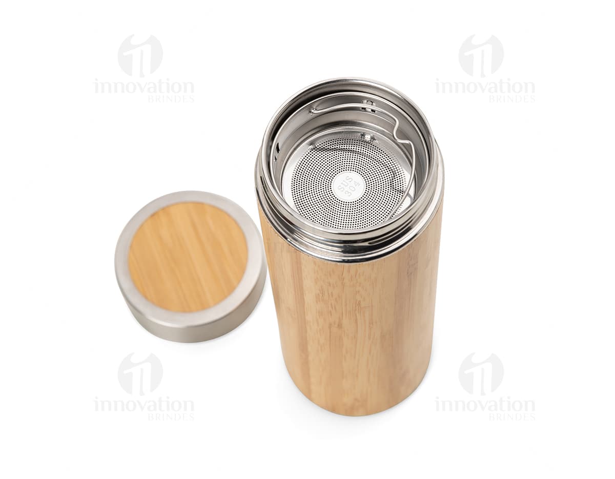 Garrafa térmica 400ml de alta qualidade, ideal para manter sua bebida quente ou fria por horas. Feita em material resistente e durável, perfeita para uso diário. Seu design moderno e prático a torna perfeita para levar em viagens, passeios e até mesmo para o trabalho. A garrafa térmica 400ml é a companhia perfeita para manter suas bebidas na temperatura certa, garantindo praticidade e funcionalidade em todos os momentos. Adquira já a sua e desfrute de bebidas sempre frescas onde quer que esteja.